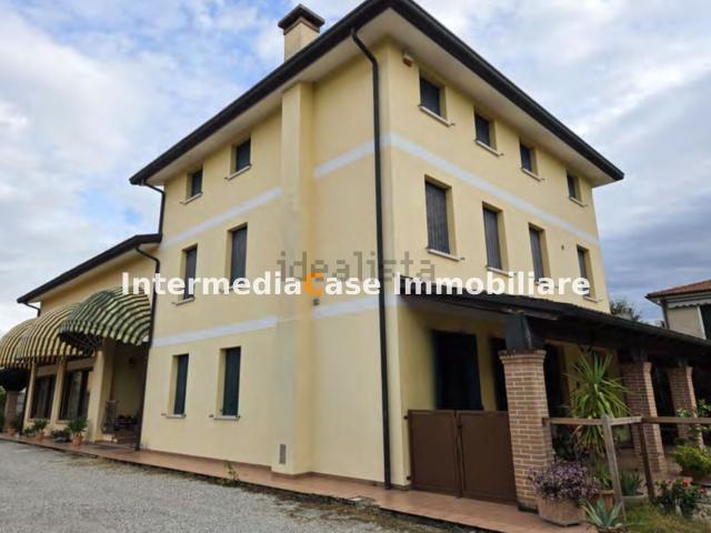Villetta bifamiliare in vendita di 250 m² in Via Ernesto Breda