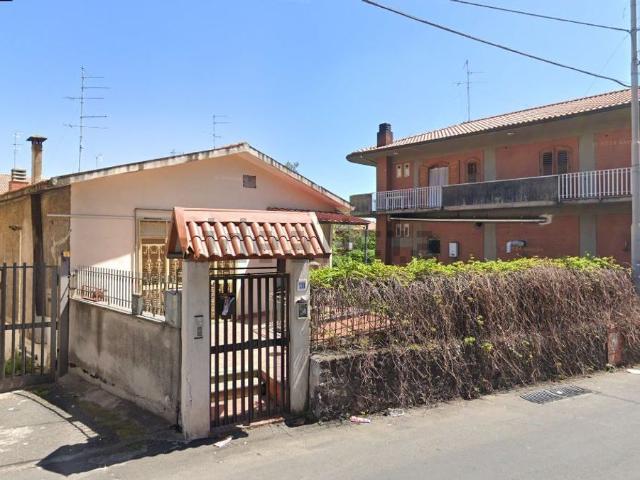 Villetta bifamiliare in vendita di 250 m² in Via Etna, 132