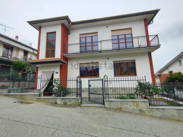 Villetta bifamiliare in vendita di 250 m² in Via Fausto Coppi, 3