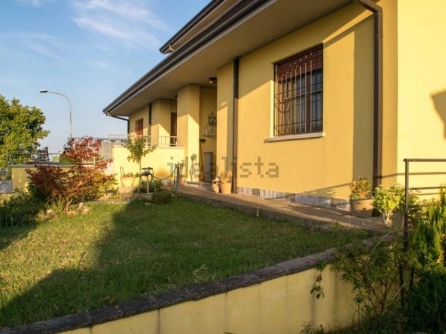 Villetta bifamiliare in vendita di 250 m² in Via Ferruccio Parri
