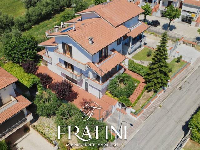 Villetta bifamiliare in vendita di 250 m² in Via Fonte Monsignore, 70