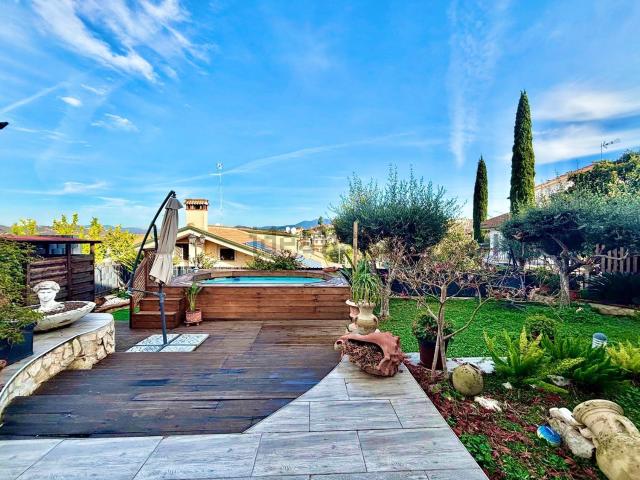 Villetta bifamiliare in vendita di 250 m² in Via Floro
