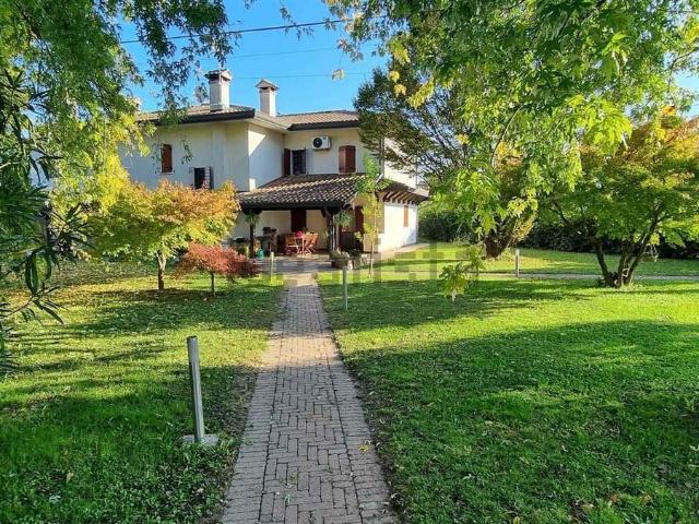 Villetta bifamiliare in vendita di 250 m² in Via Gallese