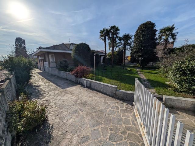 Villetta bifamiliare in vendita di 250 m² in Via Giacomo Puccini, 11