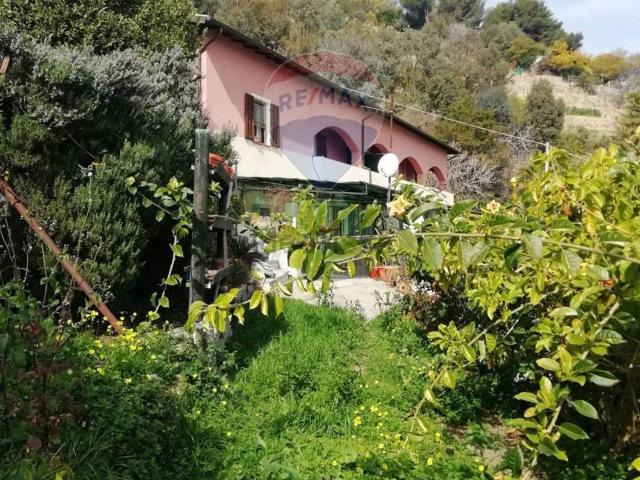 Villetta bifamiliare in vendita di 250 m² in Via M.Buonarroti, 32
