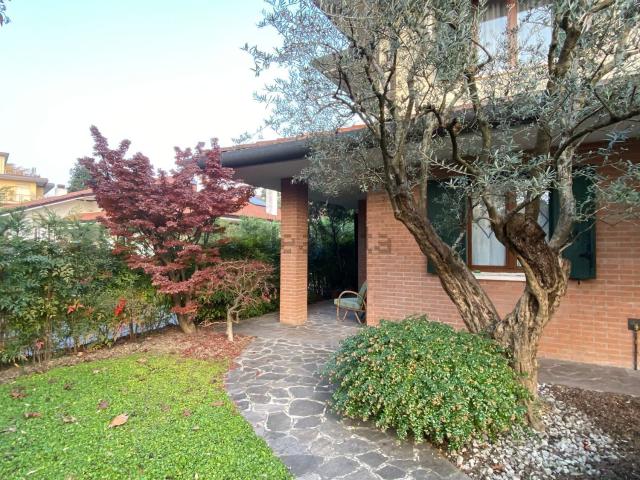 Villetta bifamiliare in vendita di 250 m² in Via Monte Altore