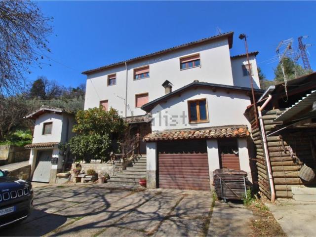 Villetta bifamiliare in vendita di 250 m² in Via Monterocco, 4
