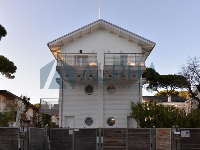Villetta bifamiliare in vendita di 250 m² in Via Monti