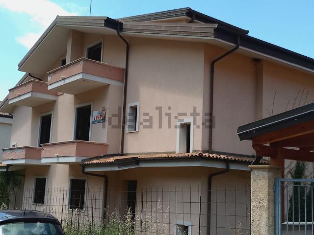 Villetta bifamiliare in vendita di 250 m² in Via Nazionale, 146