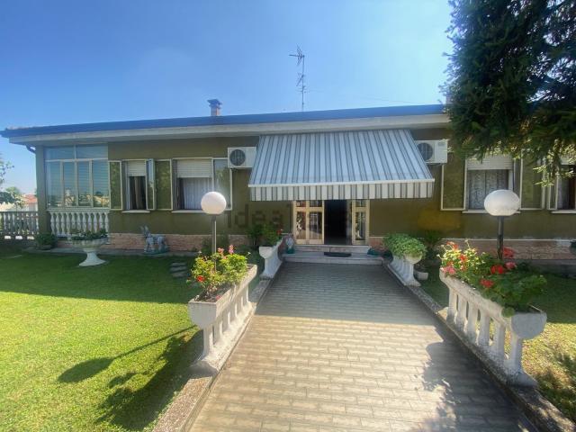 Villetta bifamiliare in vendita di 250 m² in Via Palazzina