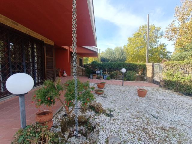 Villetta bifamiliare in vendita di 250 m² in Via Raniero Mengarelli, 5