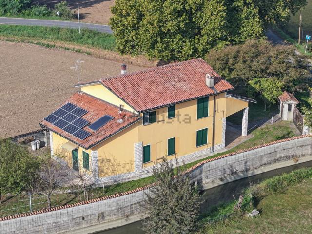 Villetta bifamiliare in vendita di 250 m² in Via Roma, 2