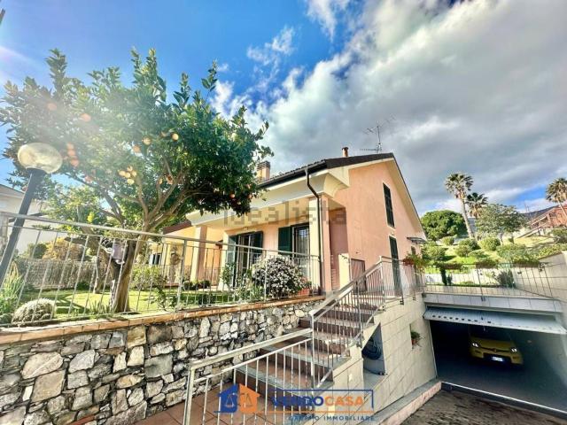 Villetta bifamiliare in vendita di 250 m² in Via San Bernardo