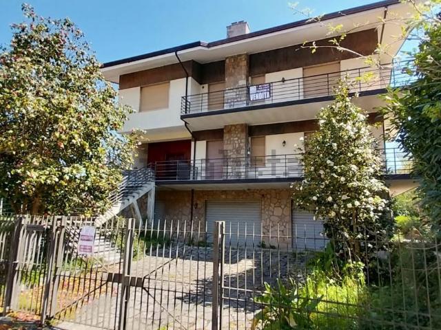 Villetta bifamiliare in vendita di 250 m² in Via San Nicola, 5