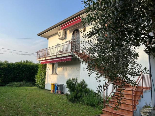 Villetta bifamiliare in vendita di 250 m² in Via San Venanzio Fortunato