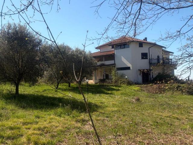 Villetta bifamiliare in vendita di 250 m² in Via Salaria Vecchia