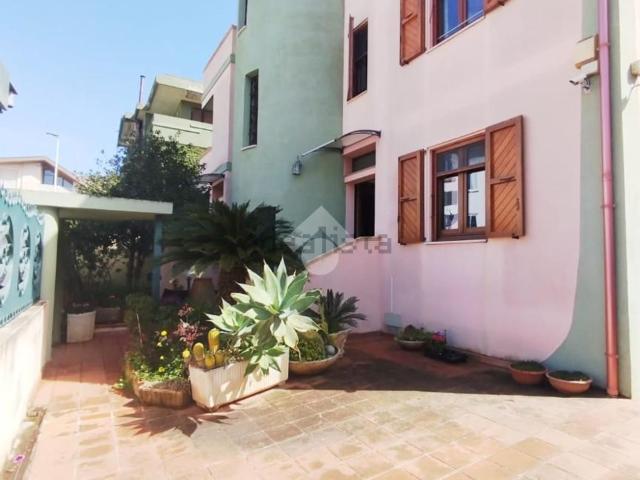 Villetta bifamiliare in vendita di 250 m² in Via Silesu, 3