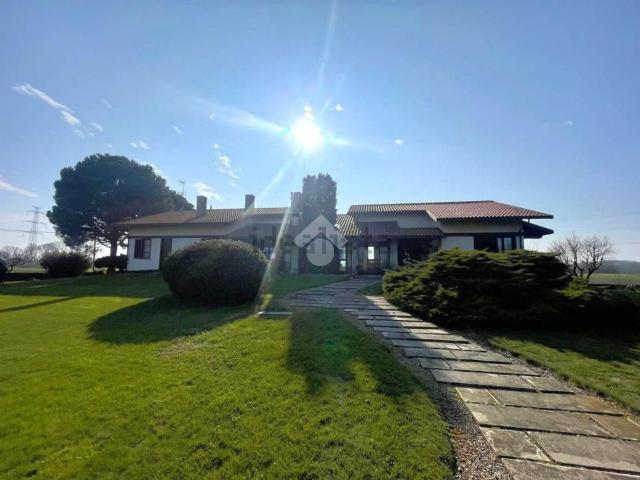 Villetta bifamiliare in vendita di 250 m² in Via Suno, 2