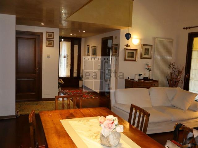 Villetta bifamiliare in vendita di 250 m² in Via Suore Francescane di Cristo Re