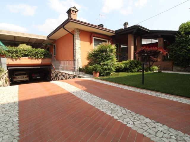 Villetta bifamiliare in vendita di 250 m² in Viale Venezia