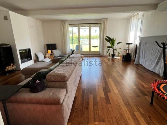 Villetta bifamiliare in vendita di 251 m² in Via Enrico Toti, 1045