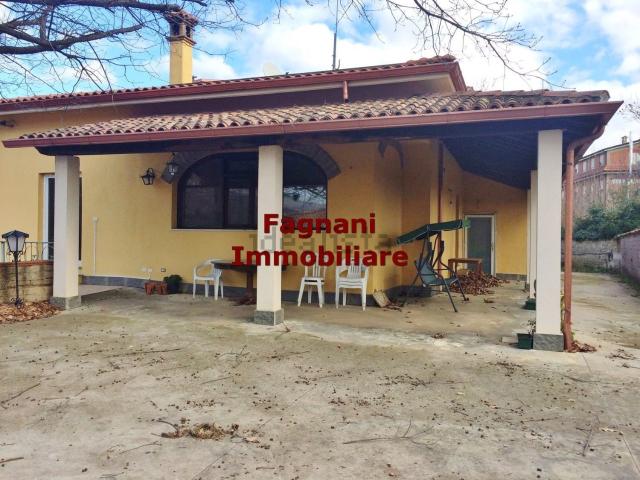 Villetta bifamiliare in vendita di 251 m² in Via roma