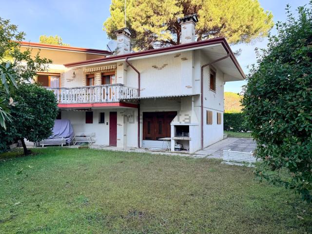 Villetta bifamiliare in vendita di 251 m² in Viale della Scultura, 4