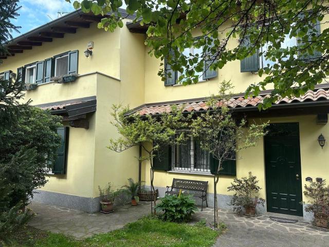 Villetta bifamiliare in vendita di 251 m²