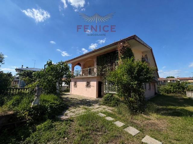 Villetta bifamiliare in vendita di 252 m² in Via Trento Trieste, 22