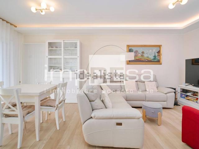 Villetta bifamiliare in vendita di 252 m² in Via Sette Aprile