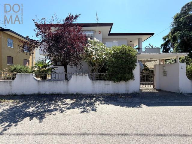 Villetta bifamiliare in vendita di 257 m² in Via Roma, 5