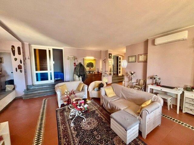 Villetta bifamiliare in vendita di 254 m² in Via di Sant&apos Ansano