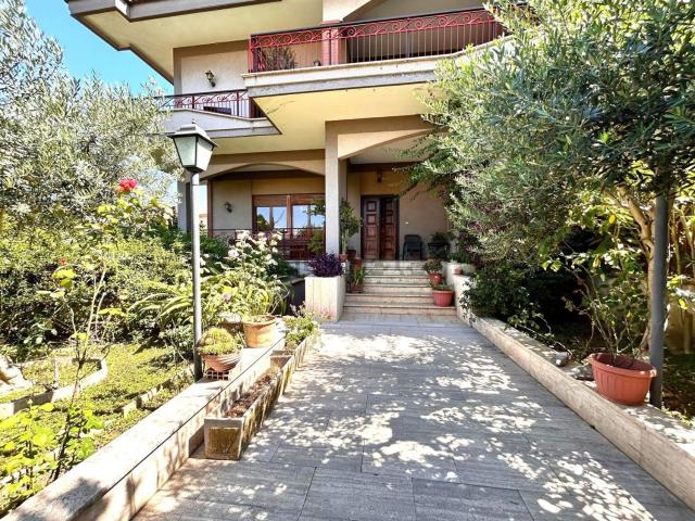 Villetta bifamiliare in vendita di 254 m² in Via Pietro Aschieri, 4