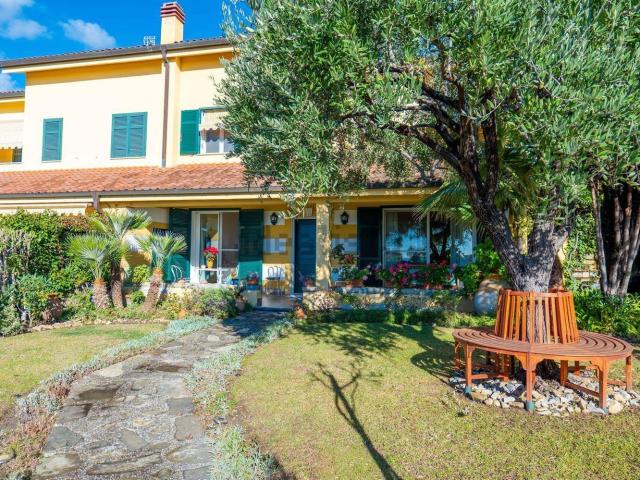Villetta bifamiliare in vendita di 255 m² in Strada Privata delle Rose, 18