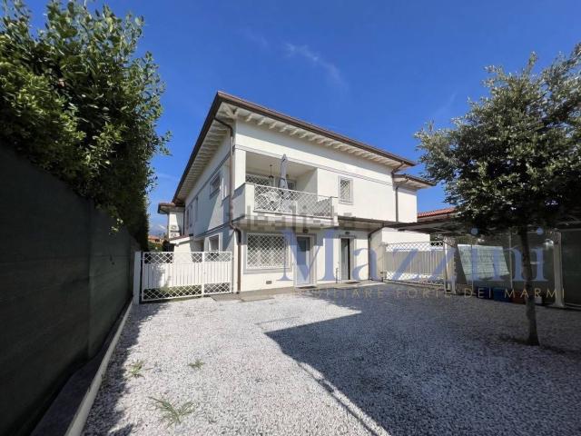Villetta bifamiliare in vendita di 255 m² in Via Carlo del Prete
