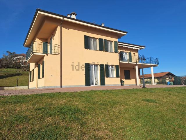 Villetta bifamiliare in vendita di 255 m² in Via Cavalli D&apos Olivola, 28