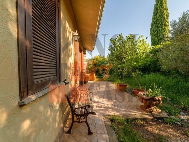 Villetta bifamiliare in vendita di 255 m² in Via dei Lucumoni