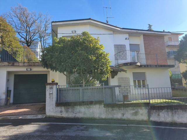 Villetta bifamiliare in vendita di 255 m² in Via Guglielmo Marconi, 60