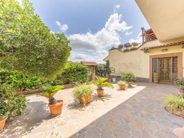 Villetta bifamiliare in vendita di 255 m² in Via Nettunense, 454