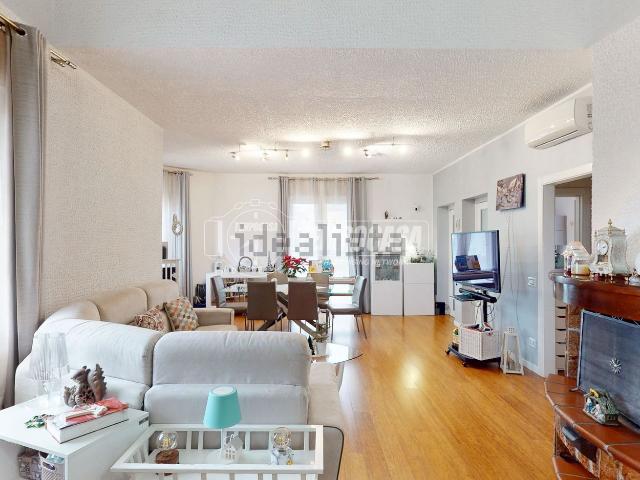 Villetta bifamiliare in vendita di 255 m² in Via Palmiro Togliatti, 18