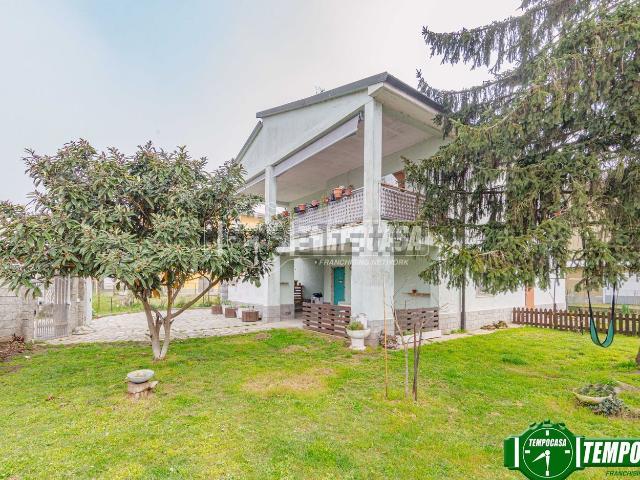 Villetta bifamiliare in vendita di 255 m² in Via Salvatore Quasimodo