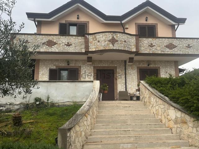 Villetta bifamiliare in vendita di 255 m²