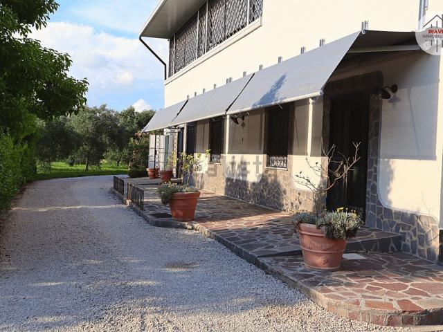Villetta bifamiliare in vendita di 256 m² in Strada della Speranza