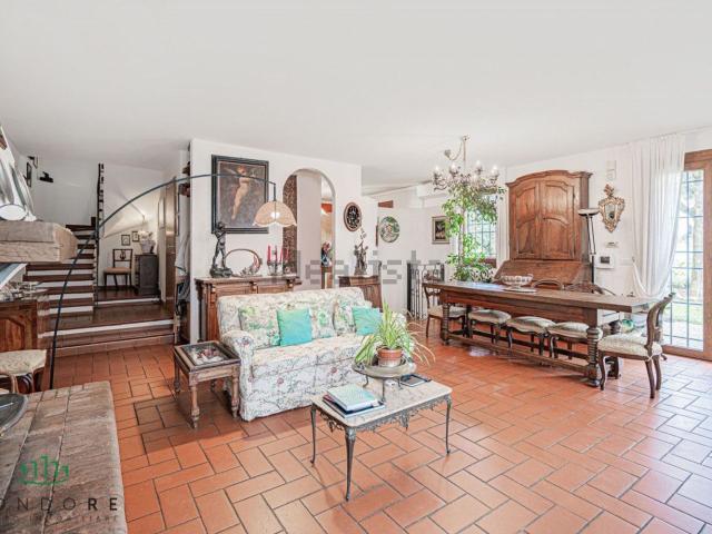 Villetta bifamiliare in vendita di 256 m² in Via Casale, 4