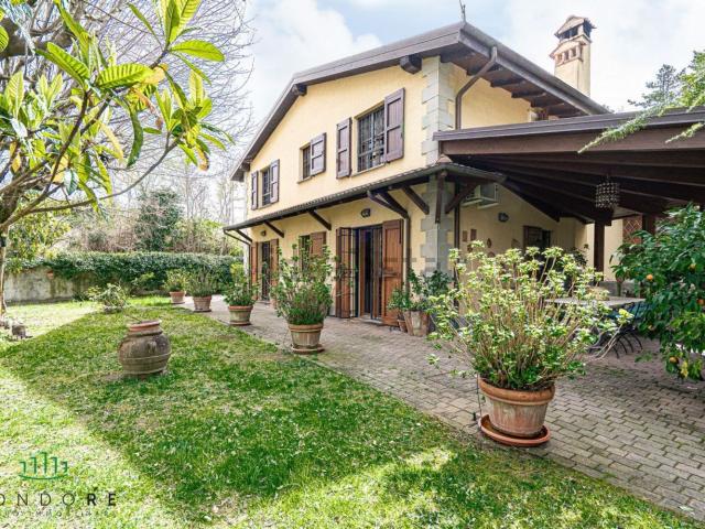 Villetta bifamiliare in vendita di 256 m² in Via Casale, 4