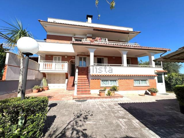 Villetta bifamiliare in vendita di 256 m² in Via della Collina, 30
