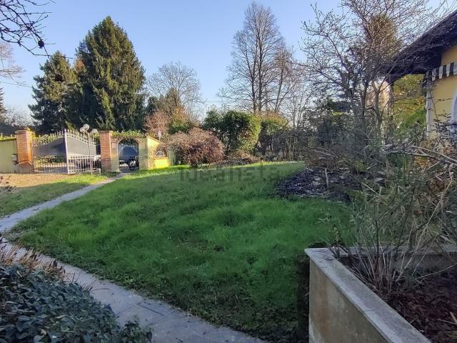 Villetta bifamiliare in vendita di 256 m² in Via Giulio Cesare Parolari