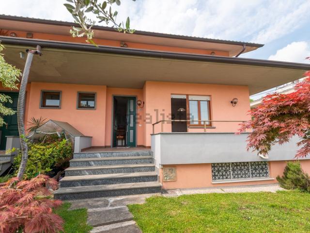 Villetta bifamiliare in vendita di 256 m² in Via Guglielmo Marconi, 32
