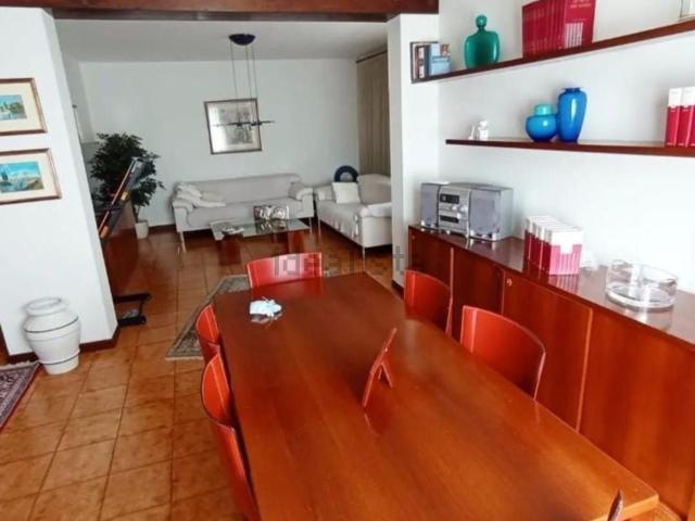 Villetta bifamiliare in vendita di 258 m² in Via Costantin Silvio