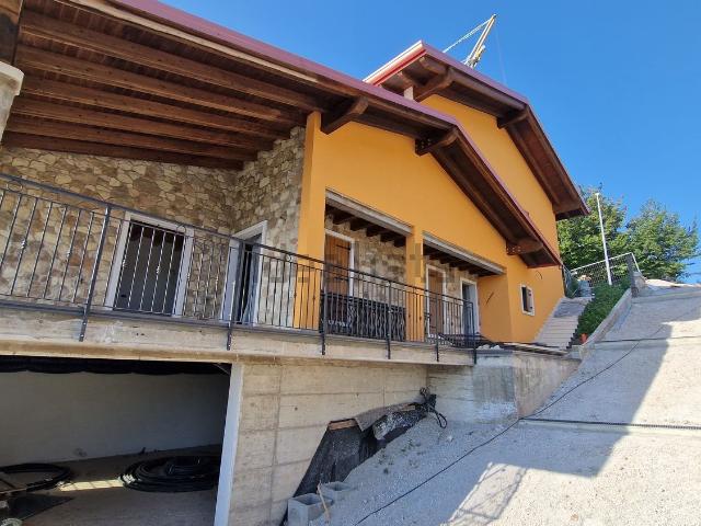 Villetta bifamiliare in vendita di 259 m² in Via Marzotto